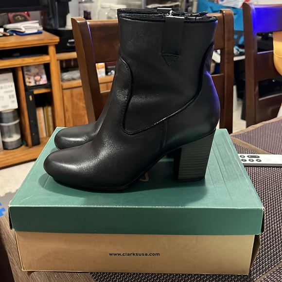 Pre-Owned: Women’s Black Stroll Vine Boots by Clarks Size 7 - Picture 2 of 7